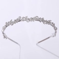 Dettaglio del cerchietto a foglia argento con intricati motivi di strass e cristalli lucidi - Argento con Strass Bianchi