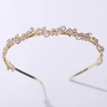 Dettaglio del cerchietto a foglia dorata con cristalli finemente lavorati e strass brillanti - Oro KC Strass Bianchi
