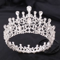 Detailaufnahme einer silbernen Barock-Brautkrone mit birnenförmigen Strasssteinen und Kristallen - Dickes Silber Weißer Strass