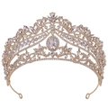 Dettaglio corona da sposa dorata con strass scintillanti e gemma ovale centrale - Oro KC Strass Bianchi