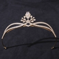Dettaglio di corona da sposa dorata con cristalli a goccia e motivi a foglia eleganti - KC Oro Zircone Bianco