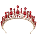 Details der roten birnenförmigen Edelsteine und der goldenen Barockkrone Handwerkskunst - KC Gold Klarer und Roter Strass