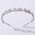 Dettaglio della tiara da sposa con foglie di cristallo e fiori di strass scintillanti - Argento (Bianco K Trapano Bianco)
