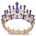 Detailansicht der Barockkrone mit blauen Edelsteinen und funkelnden Kristallen - KC Gold Klarer und Blauer Strass