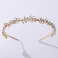 Dettaglio di un diadema dorato da sposa con strass marquise e motivo a foglie - Oro (KC Oro Strass Bianco)