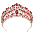 Dettaglio di una corona da sposa dorata con grandi rubini rossi e strass trasparenti - KC Oro Strass Chiaro e Rosso