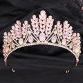 Détails des pierres d'opale rose et des cristaux sur une couronne baroque dorée - Or Strass Blanc Opale Rose (H1381)