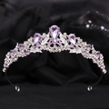 Makroaufnahme der Braut-Tiara mit lila Tropfenkristallen und silbernem Blätterschliff - Silber Lilafarbener Kristall