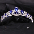 Detailansicht der silbernen Brautkrone mit tiefblauen birnenförmigen Kristallen und Strass - Silber Blauer Kristall
