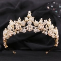 Dettaglio corona da sposa dorata con perle champagne e cristalli scintillanti - Oro KC Strass Bianchi