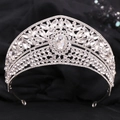 Nahaufnahme der Brautkrone mit funkelnden Strasssteinen und ovalem Hauptstein aus Silber - Dickes Silber Weißer Strass