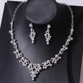 Elegantes Brautschmuck-Set mit Perlen- und Strass-Halskette sowie passenden Ohrringen - Silber Weiß Strass Und Künstliche Perle