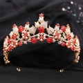 Dettaglio macro del diadema da sposa dorato con cristalli rossi, perle bianche e motivi a tulipano - KC Oro Strass Chiaro e Rosso