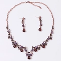 Dettaglio di parure vintage con collana e orecchini, cristalli rossi e strass viola - Bronzo Antico Strass Viola (Perno Orecchino)
