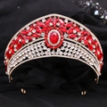 Detailansicht einer Vintage Brautkrone mit roten Strasssteinen und goldenem Legierungsrahmen - KC Gold Klarer und Roter Strass