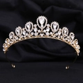 Detailansicht der goldenen Brautkrone mit funkelnden Strasssteinen und Birnenschliff - KC Gold Weißer Strass