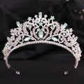 Gros plan du diadème de mariée argenté avec pierres bleu clair et cristaux blancs - Argent Strass Blanc Opale Verte (H1215)