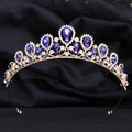 Makro-Detail der königlichen Goldtiara mit tiefblauen Tropfenkristallen und Strasssteinen - KC Gold Klarer und Blauer Strass