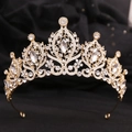 Detalle de corona nupcial dorada con cristales brillantes sobre fondo de tela negra - Oro KC Diamantes de Imitación Blancos