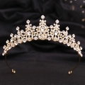 Dettaglio macro della corona da sposa dorata con cristalli marquise su sfondo di stoffa - Oro KC Strass Bianchi
