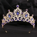 Detalle de corona de novia dorada vintage con cristales azules y diamantes de imitación - KC Oro Diamantes de Imitación Claros y Azules