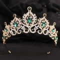 Vue détaillée de la couronne de mariée avec pierres marquises vertes et plaqué or - Or KC Diamant Blanc + Diamant Vert