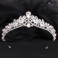 Detail der luxuriösen Brautkrone mit marquise und birnenförmigen Silberkristallen - Dickes Silber Weißer Strass