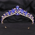 Detailaufnahme einer königlichen Goldkrone mit tiefblauen Kristallen und Strasssteinen - KC Gold Klarer und Blauer Strass