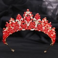 Dettaglio dei cristalli rossi e delle texture dorate sulla corona da sposa reale - Oro Rosso Strass