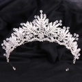 Exquisite Brautkrone mit Kristallblättern und Strasssteinen auf schwarzem Samthintergrund - Handgefertigter Silberstil Mit Weißem Kristall