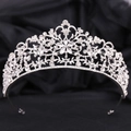 Diadème de mariée exquis avec motifs floraux en strass sur fond de soie noire - Argent avec strass blancs