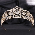 Detailansicht einer luxuriösen roségoldenen Brautkrone mit floralen Kristallmustern - KC Gold Weißer Strass