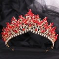 Primer plano de corona de novia dorada con pedrería roja sobre encaje negro - Estilo Oro KC Diamantes Blancos Y Rojos