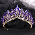 Detalle de corona nupcial dorada con piedras azules y diamantes en tul negro fino - Estilo Oro KC Diamantes Blancos Y Azules