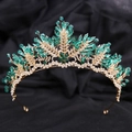 Détail d'une couronne de mariée de luxe avec cristaux vert émeraude et feuilles dorées - Style Doré Fait à la Main Avec Cristal Vert