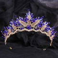 Detailansicht der goldenen Brautkrone mit blauen Kristallen und Strassblättern - Handgefertigter Goldstil Mit Blauem Kristall