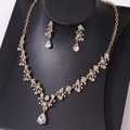 Parure di gioielli da sposa dorati con strass scintillanti e pendenti in cristallo a goccia - Oro Zircone Bianco