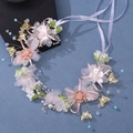 Dettaglio della fascia da sposa fatta a mano con fiori rosa, farfalle dorate e perle - D018 Fascia
