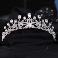 Dettaglio macro della corona da sposa argentata con foglie di vite e zirconi brillanti - Tono Argento Zircone Bianco / Argento