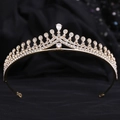 Dettaglio ravvicinato di una corona da sposa dorata con zirconi AAA e cristallo su velluto nero - Oro (KC Oro Zircone)