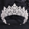 Vista dettagliata della tiara da sposa in argento con strass scintillanti e goccia di cristallo - Argento con strass bianchi