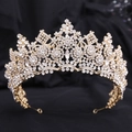 Dettaglio macro della corona da sposa dorata con pietra centrale marquise e strass lucidi - KC Oro Strass Trasparenti