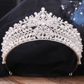 Dettaglio della tiara da sposa argentata con strass scintillanti e perle bianche - Stile Argento Strass Bianco Perla Artificiale (H1458)
