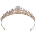 Dettaglio della corona da sposa dorata con strass a forma di pera e motivi a foglia - Stile Foglia (H1425) / Tono Oro (Zirconia Oro KC)