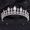 Dettaglio di una tiara da sposa argentata con strass scintillanti su sfondo in tessuto - Argento