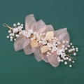 Dettaglio accessorio capelli fatto a mano con tulle rosa, perle e foglie dorate - Oro Bianco Rosa (D019)