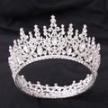 Nahaufnahme der silbernen Brautkrone mit filigranen Details aus Kristall und Strass - Dickes Silber Weißer Strass