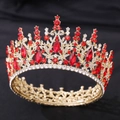 Makroaufnahme einer luxuriösen Brautkrone mit roten Kristallen und funkelnden Straßsteinen - KC Gold Klarer und Roter Strass