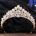 Dettaglio di corona da sposa dorata con strass bianchi e motivi floreali in lega - Oro KC Strass Bianchi