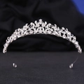 Vista detallada de corona nupcial plateada con motivos de hojas y cristales brillantes - Plata (Rhinestone Blanco)